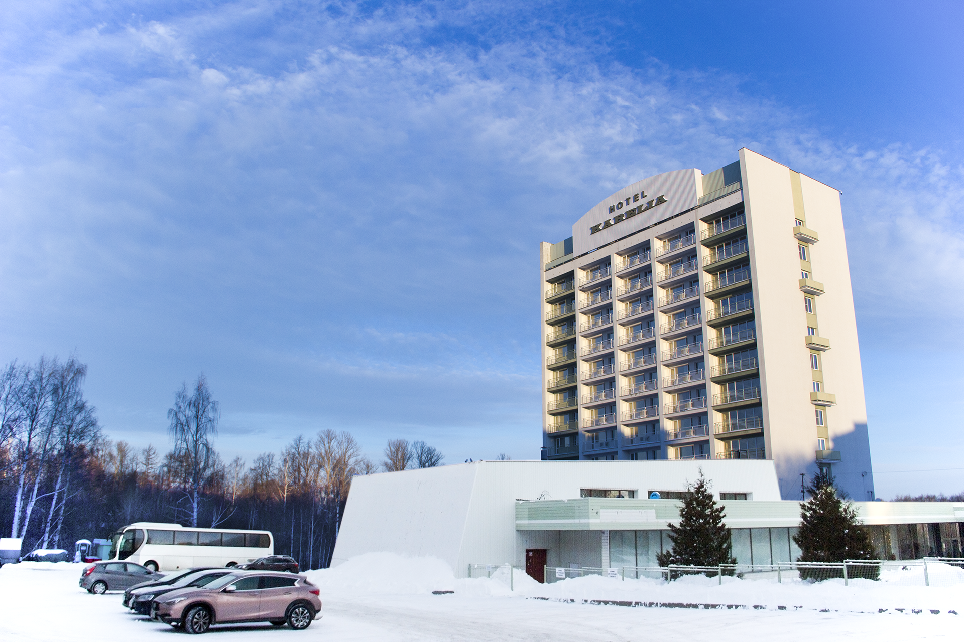 Отель "Карелия" в зимний солнечный день